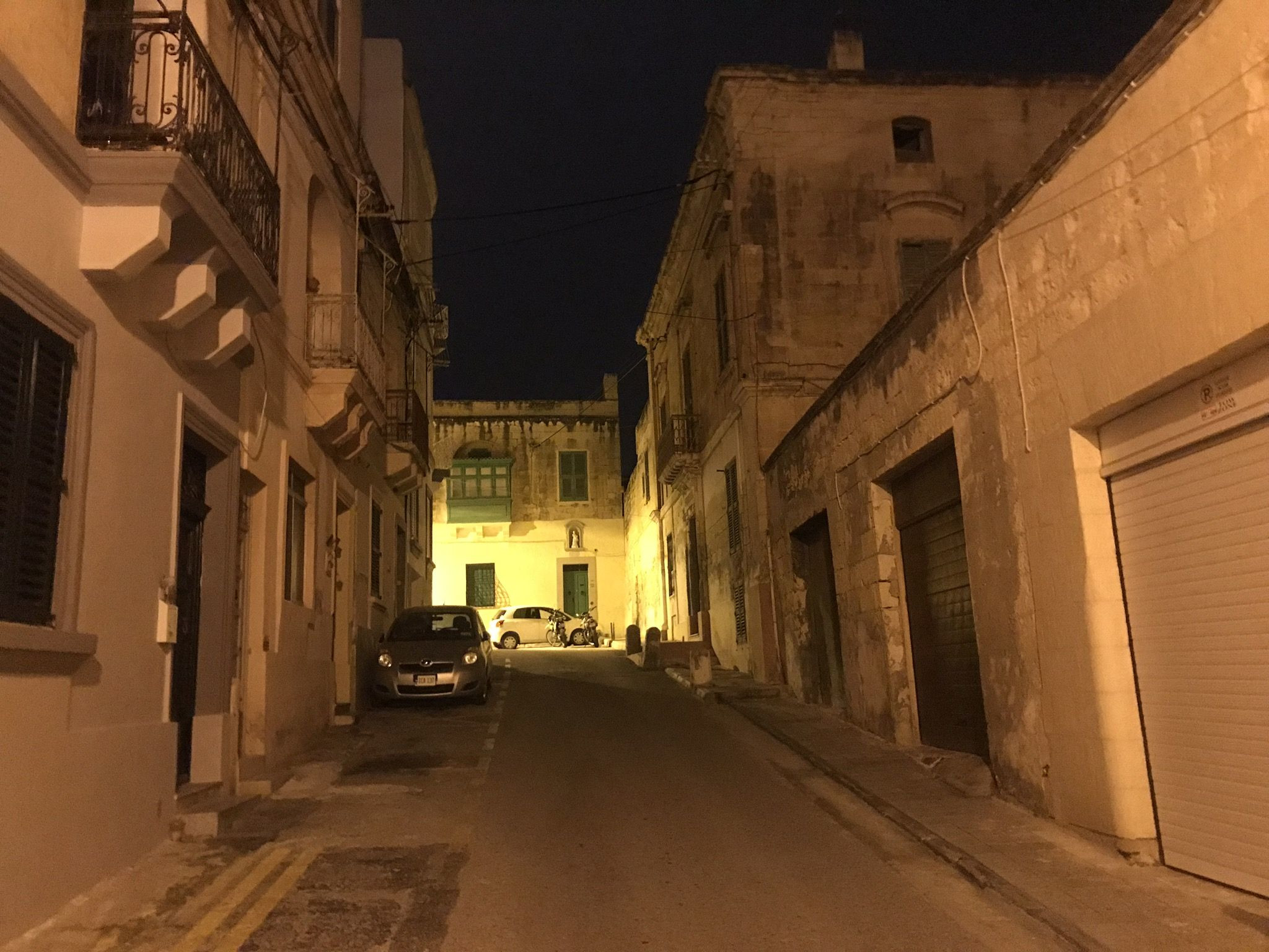 Ночные улочки в районе залива Баллута – фотографии Мальты