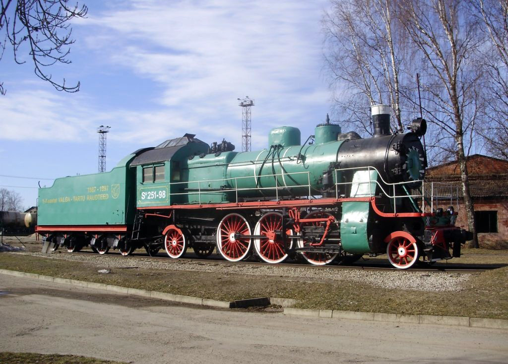 Памятник первому паровозу, созданному в СССР – фотографии Эстонии