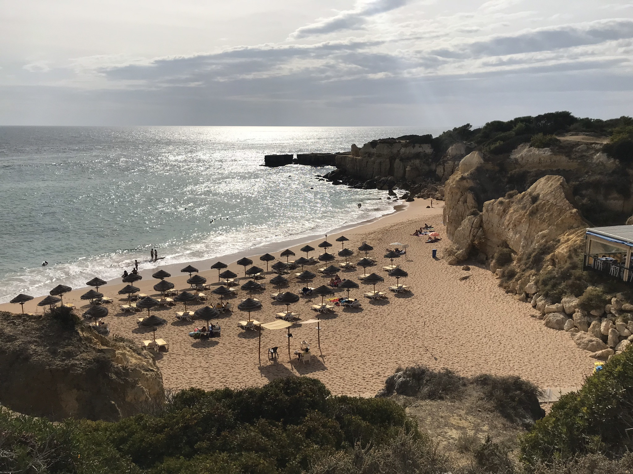 Красивый пляж Praia do Castelo, район Албуфейры – фотографии Португалии