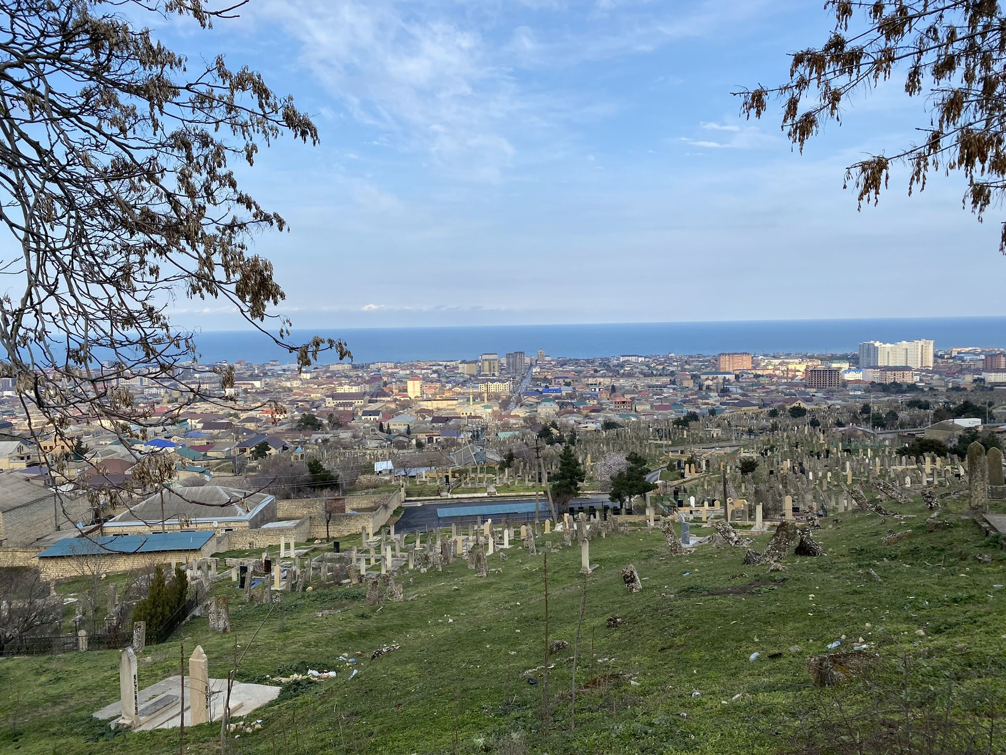 Кладбище возле дербентской крепости Нарын-кала, март 2022 – фотографии России