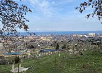 Кладбище возле дербентской крепости Нарын-кала, март 2022 – фотографии России