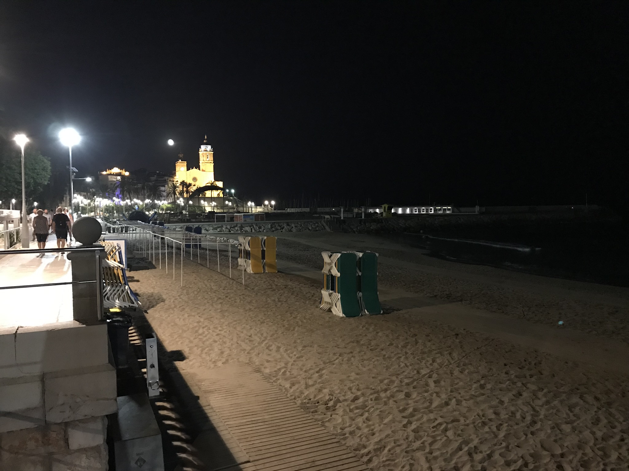 Набережная Ситжеса ночью – фотографии Испании