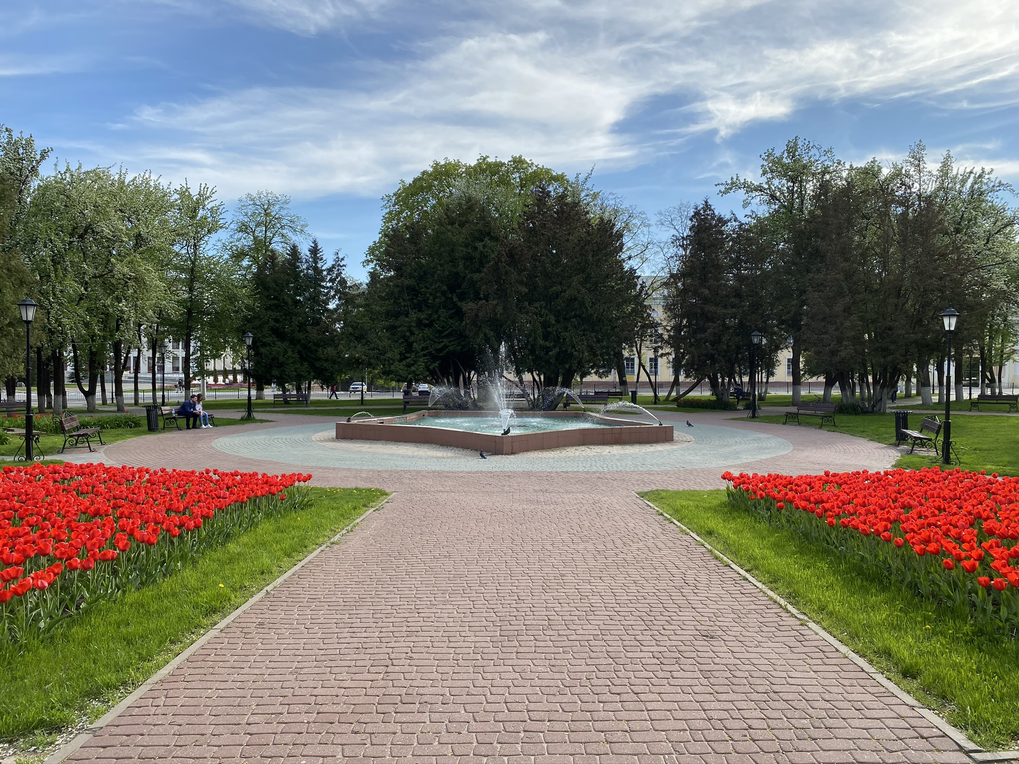 Сквер Ленина на майские праздники в Калуге – фотографии России