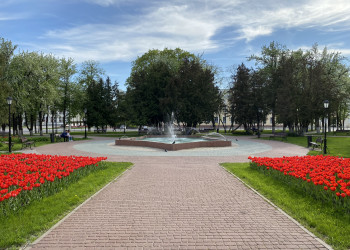 Сквер Ленина на майские праздники в Калуге – фотографии России