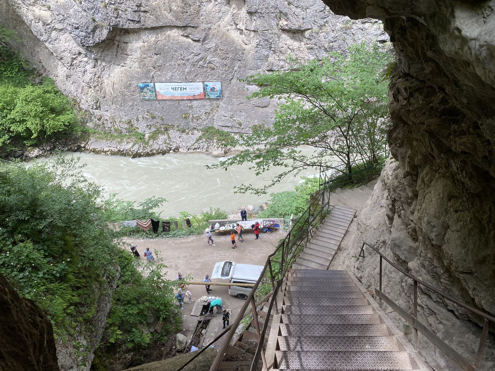 Лестница со смотровой площадки на Чегемских водопадах, вид на ущелье – фотографии России