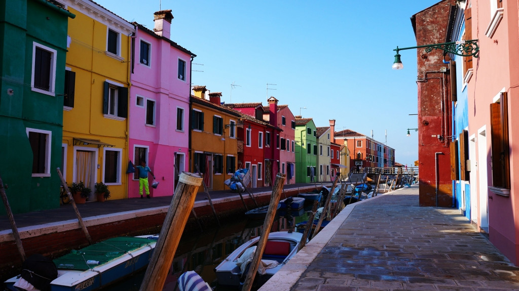 Можно увидеть церковь Сан Мартино, которая находится в самом центре острова Бурано – фотографии Италии