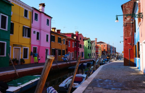 Можно увидеть церковь Сан Мартино, которая находится в самом центре острова Бурано – фотографии Италии