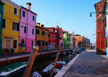 Можно увидеть церковь Сан Мартино, которая находится в самом центре острова Бурано – фотографии Италии