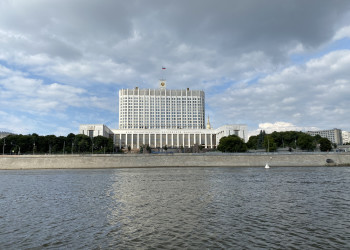 Вид на Белый дом в Москве с воды – фотографии России