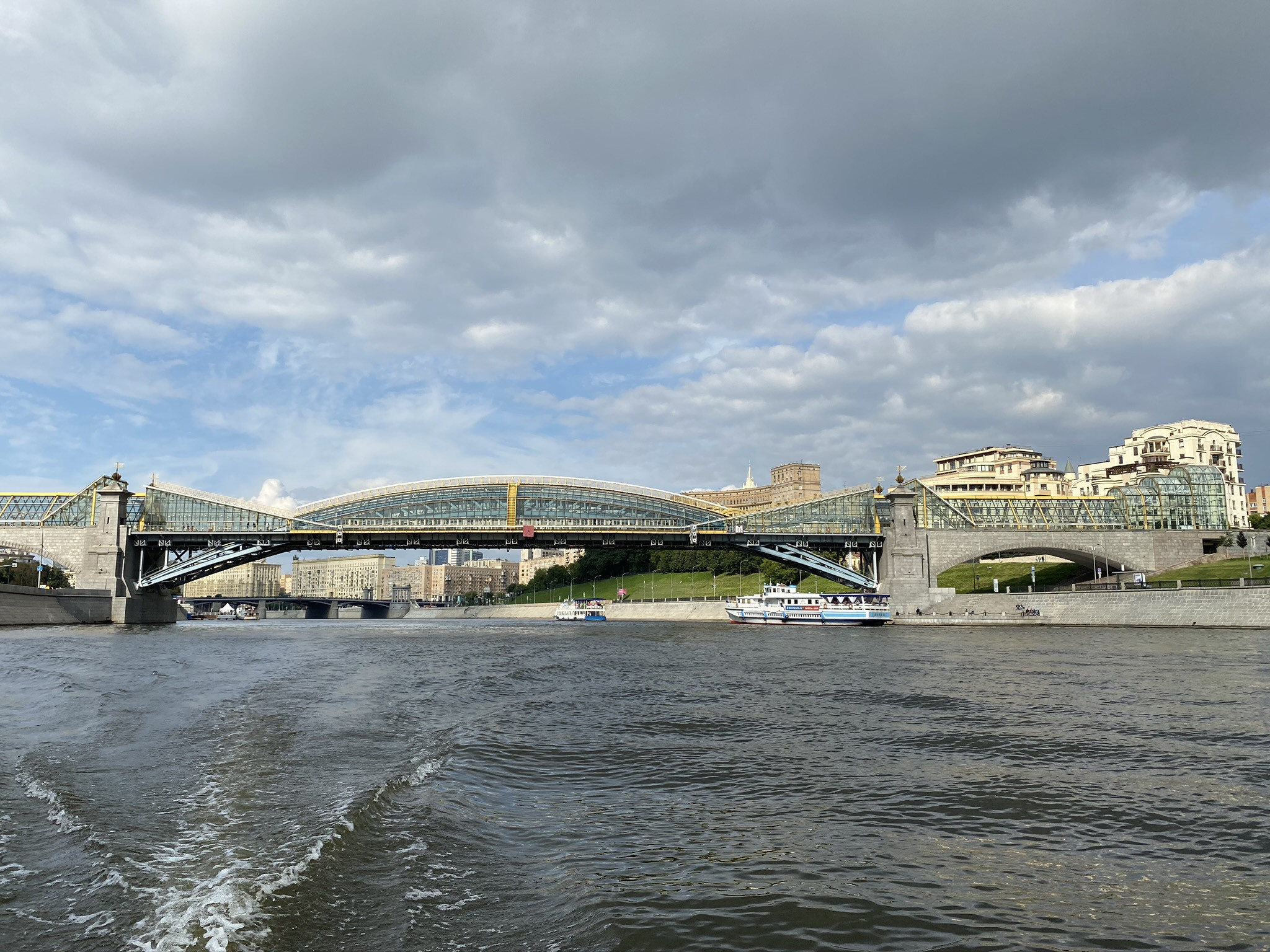 Вид на мост Богдана Хмельницкого с воды – фотографии России