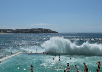 Брызги волн в Bondi Icebergs разлетаются в разные стороны, что дух захватывает от такой силы природы – фотографии Австралии