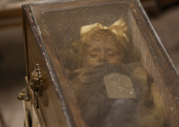 Прозвище «Спящая красавица» получила мумия 2х-летней девочки Розалии Ломбардо в Катакомбах капуцинов – фотографии Италии