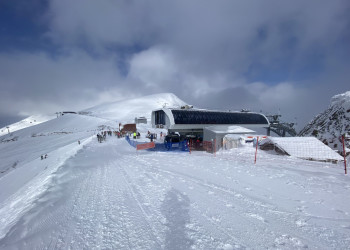 Роза Хутор, вид на верхнюю станцию подъемника Тундра – фотографии России