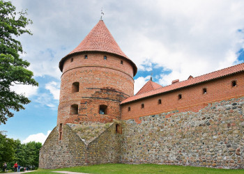 Стены тракайского островного замка (Trakų Salos Pilis) в Литве – фотографии Литвы