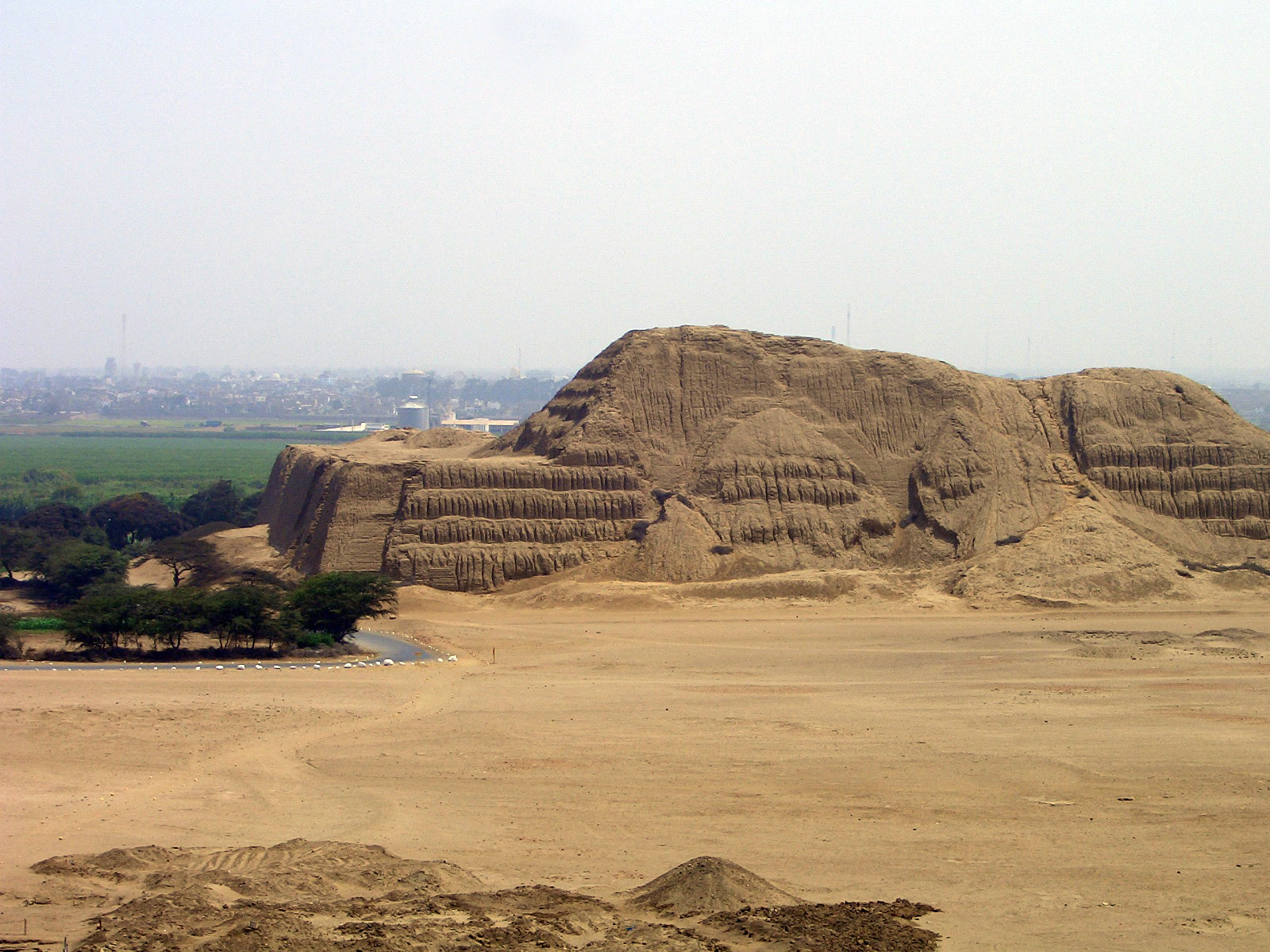 Огромный храм Солнца (Huaca del Sol) – фотографии Перу