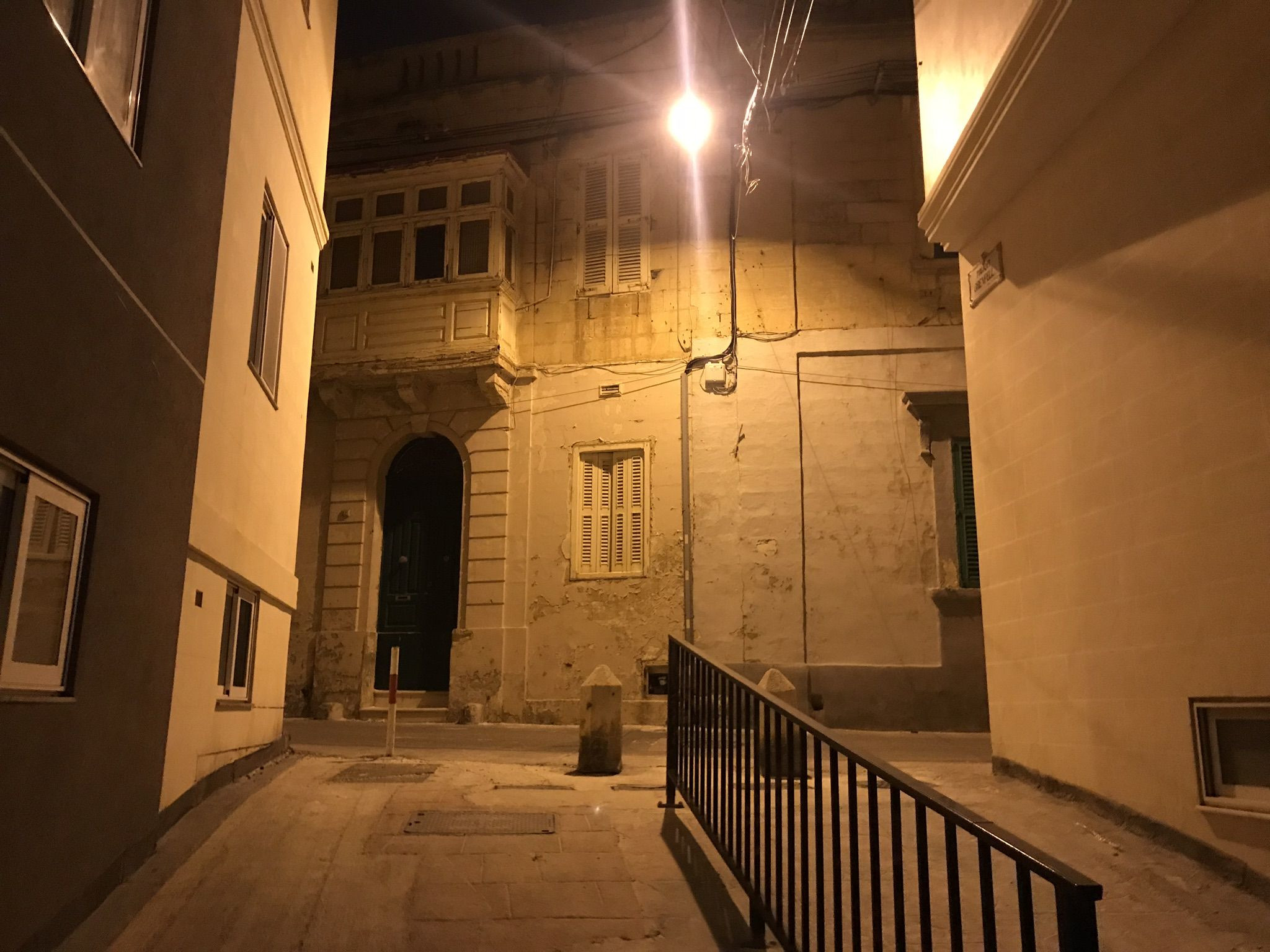 Ночные улицы в Сент-Джулианс, остров Мальта – фотографии Мальты