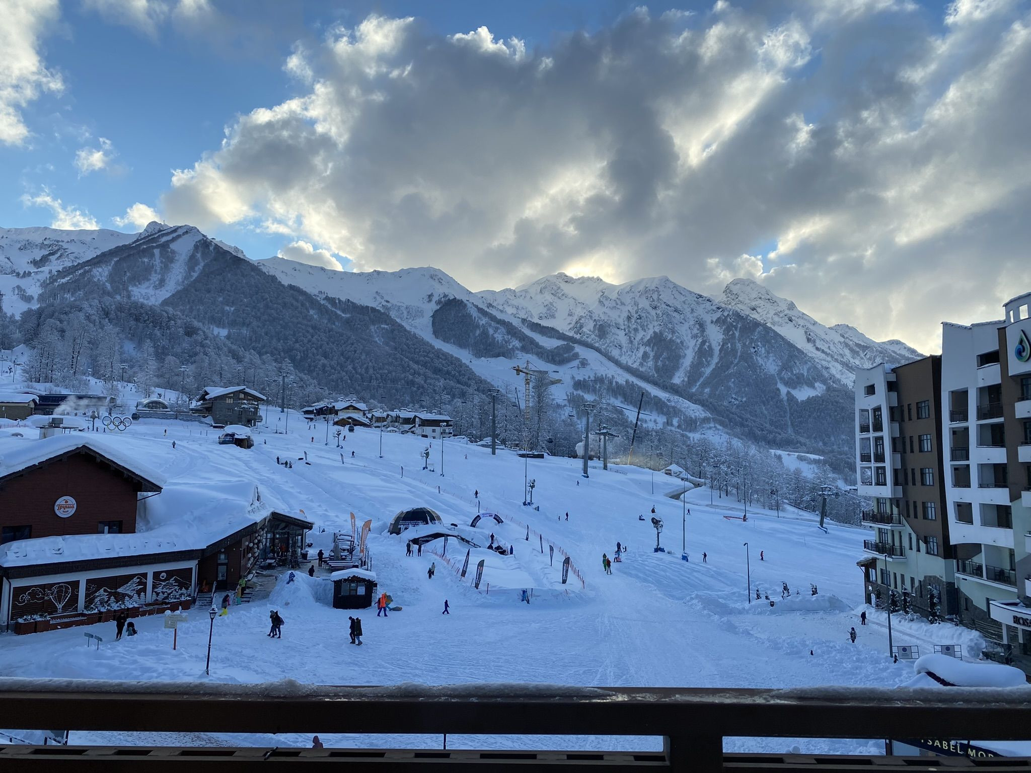 Вид из окна Riders Lodge на горную олимпийскую деревню – фотографии России