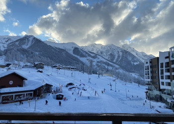 Вид из окна Riders Lodge на горную олимпийскую деревню – фотографии России