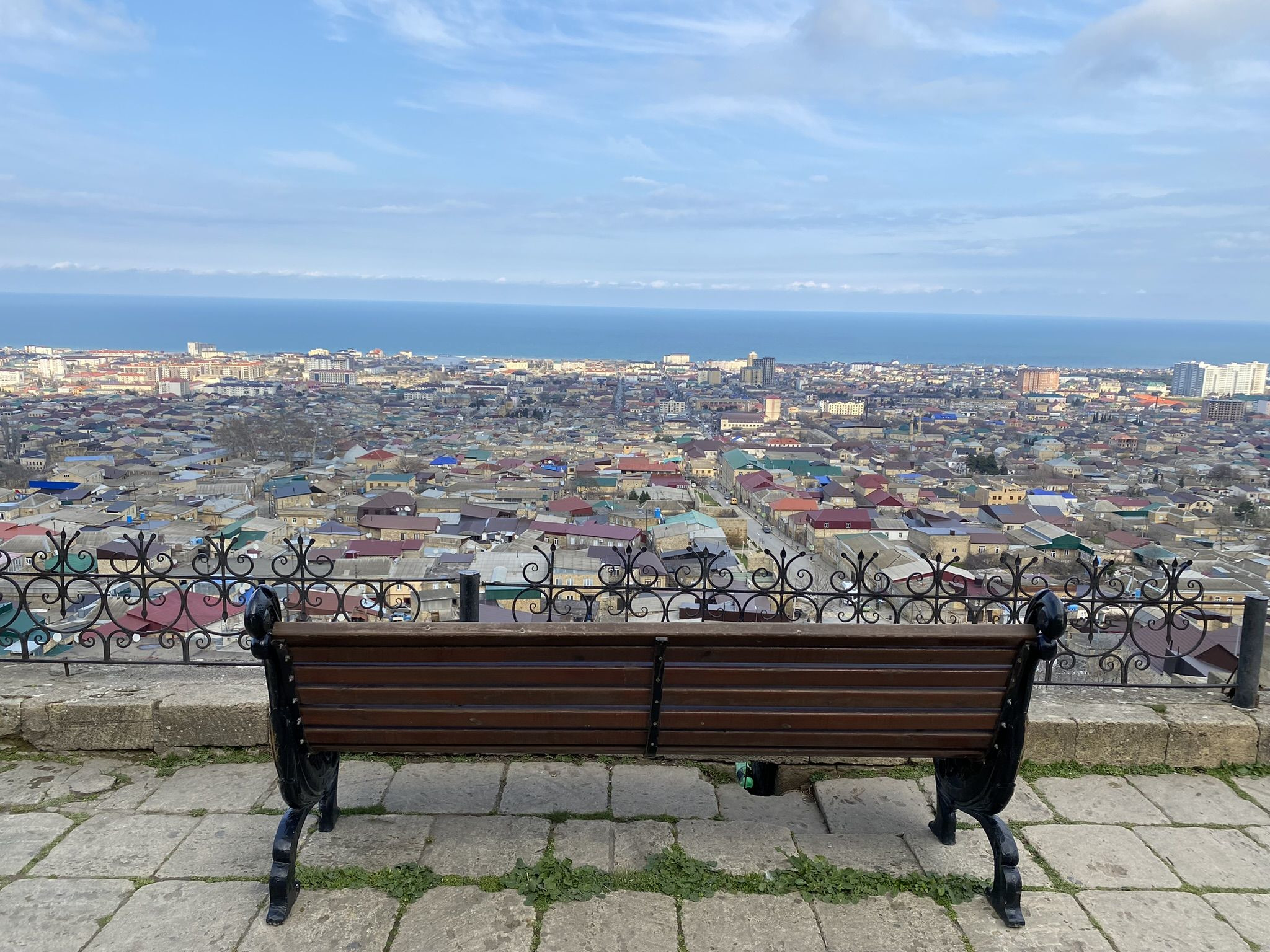 Нарын-Кала, скамейка перед главным входом с шикарным видом на Дербент – фотографии России
