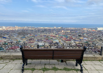 Нарын-Кала, скамейка перед главным входом с шикарным видом на Дербент – фотографии России