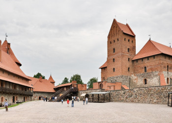 Площадь на территории такайского островного замка в Литве – фотографии Литвы