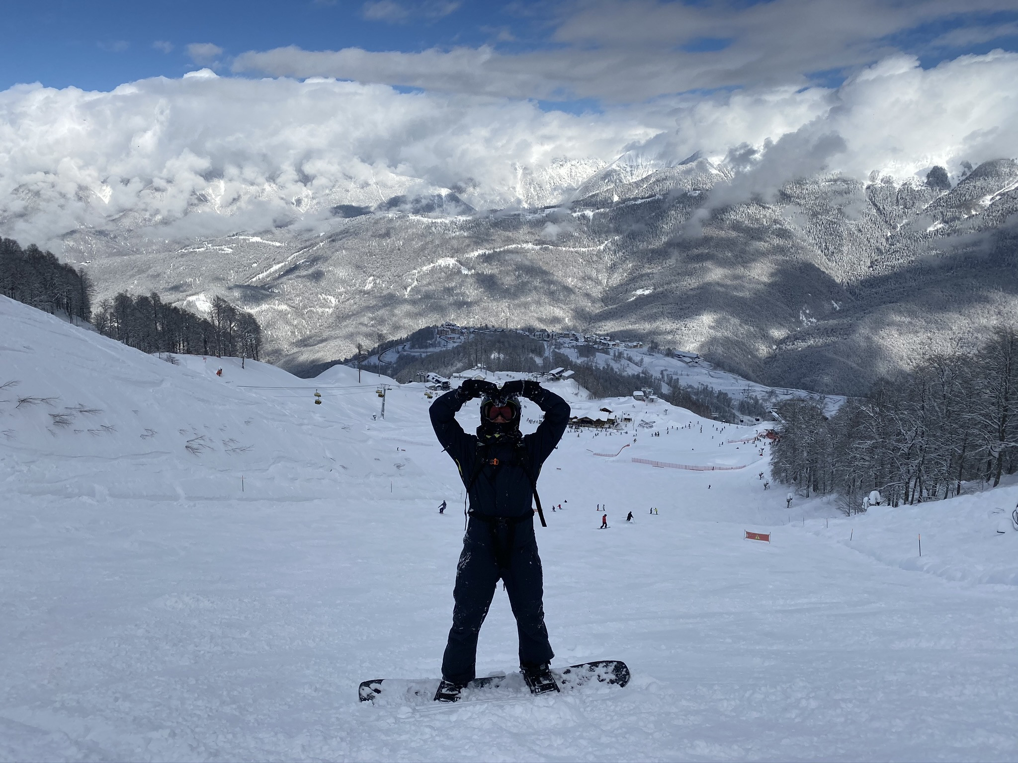 Сноубордист на Розе Хутор на высоте 1600 – фотографии России