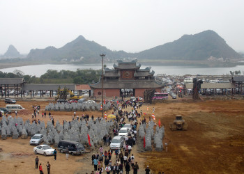 Статуи архатов (духовных практиков), высотой до 2,5 метров – фотографии Вьетнама