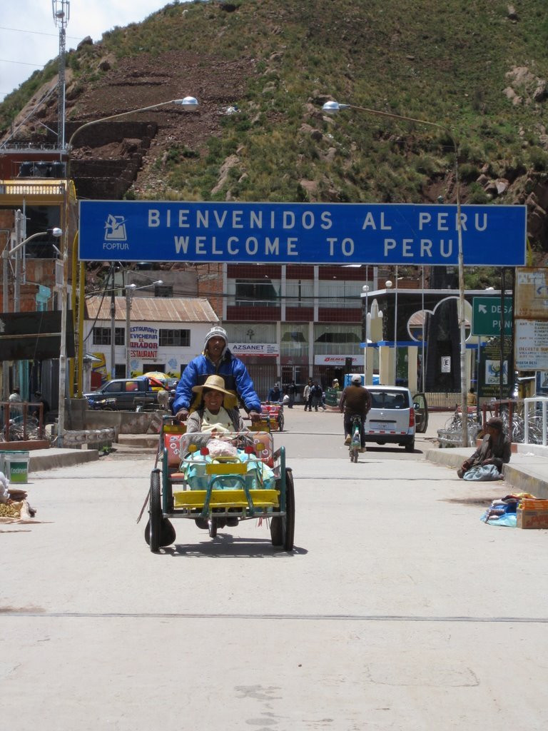 Вид на перуанскую часть с нейтральной зоны – фотографии Боливии
