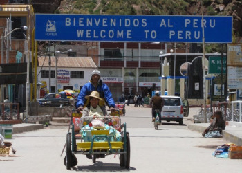 Вид на перуанскую часть с нейтральной зоны – фотографии Боливии