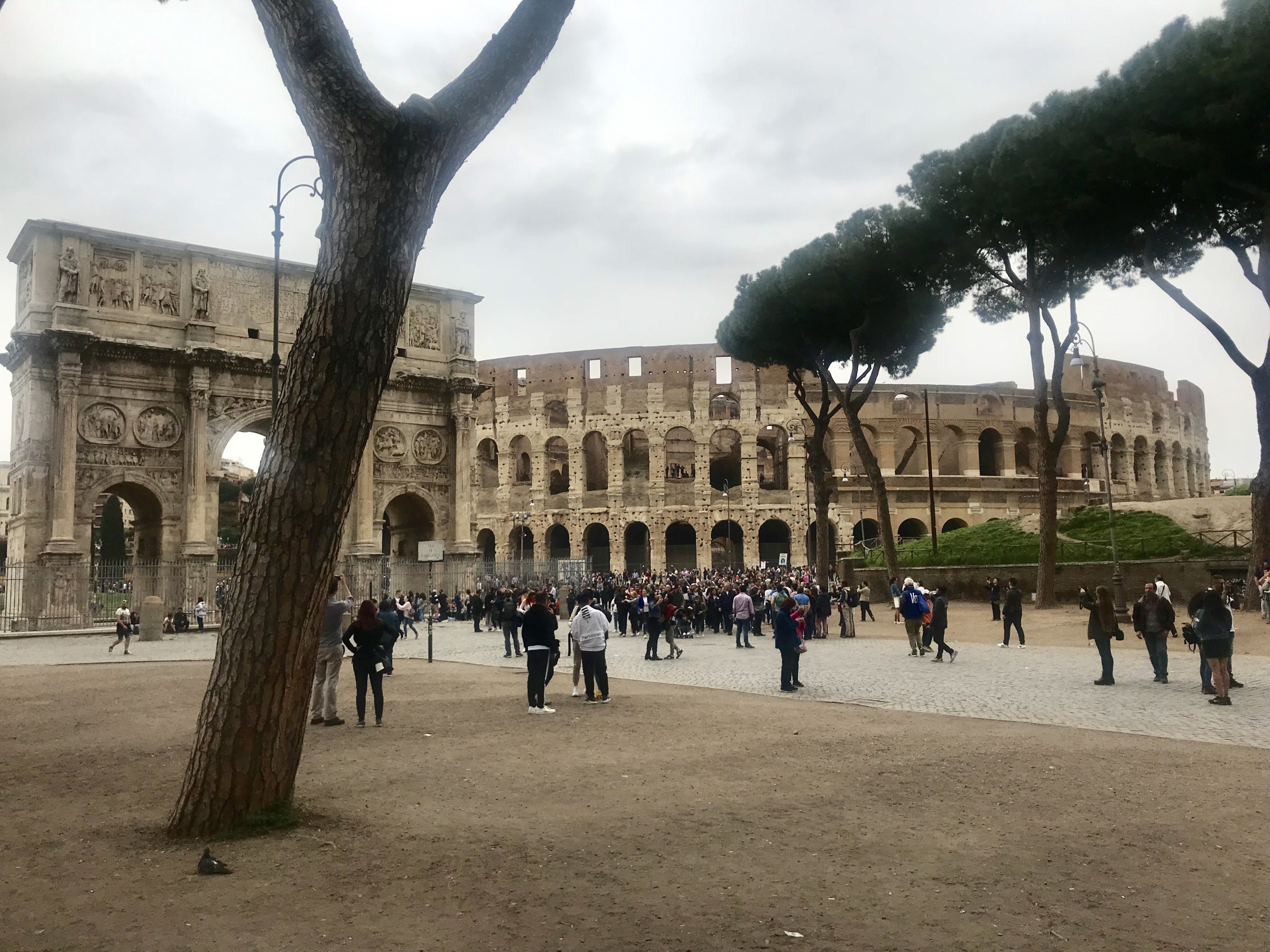 Колизей (Coliseum) – символ многовековой истории Рима – фотографии Италии