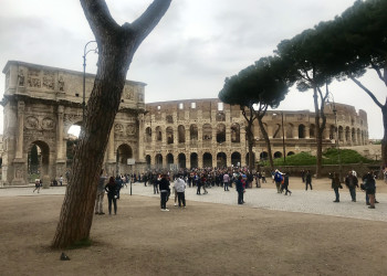 Колизей (Coliseum) – символ многовековой истории Рима – фотографии Италии