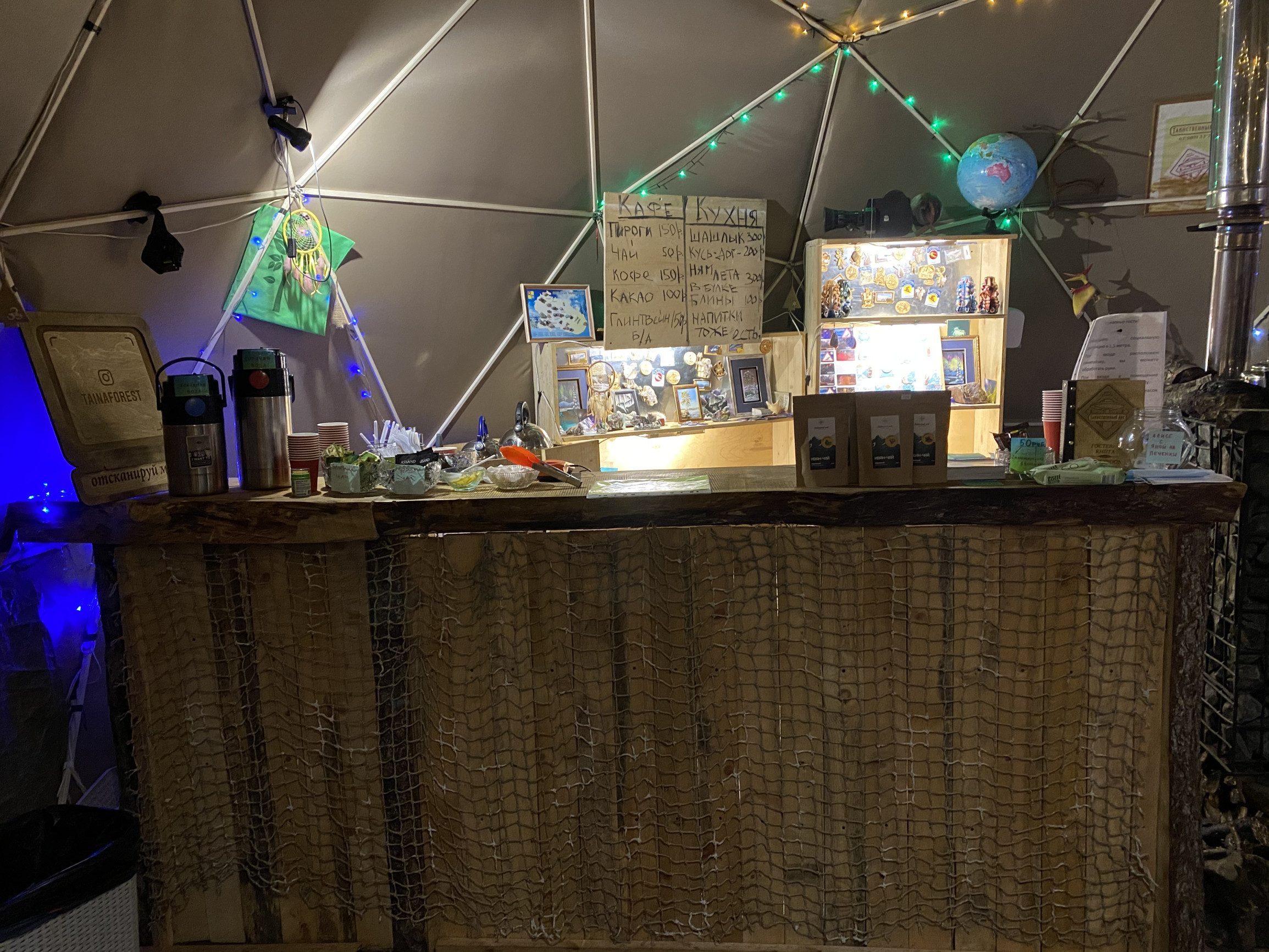 Внутри кафе в «Таинственном лесу», Кировск – фотографии России