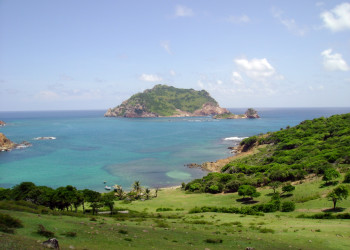 Вид с острова Балисо на соседний остров Баттовья – фотографии Сент-Винсента и Гренадин