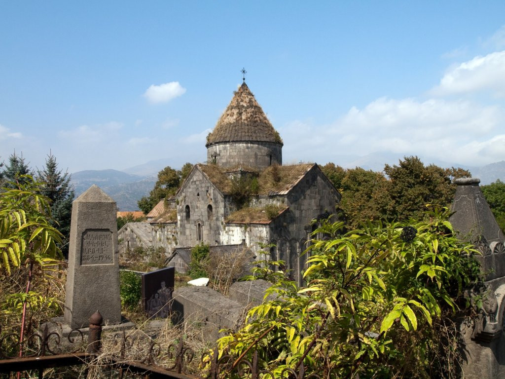 Кладбище и храм. Алаверди. Армения. – фотографии Армении