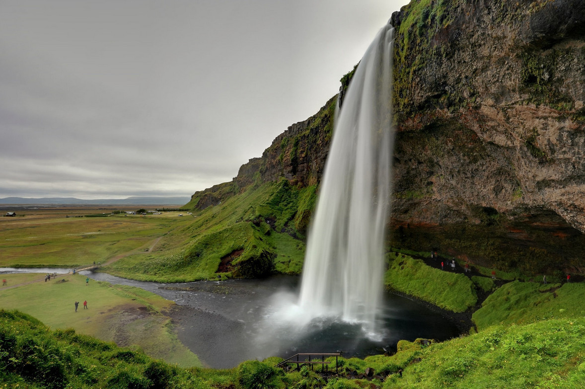 "Парящий" водопад Сельяландсфосс (Seljalandsfoss) в Исландии – фотографии Исландии