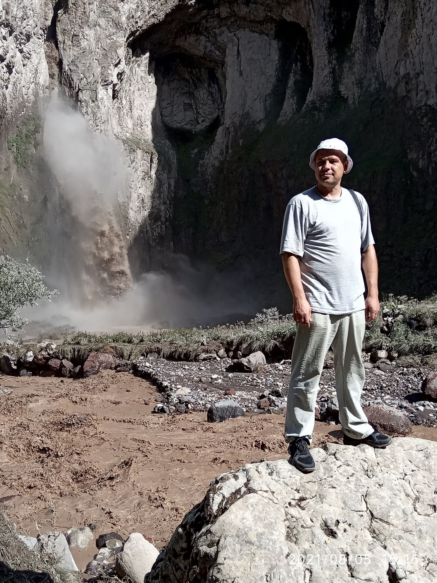 У водопада – фотографии