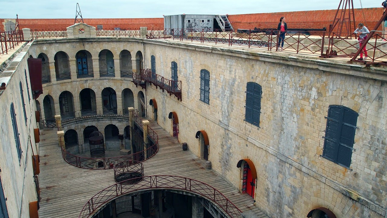 Крепость форт Бойяр в Атлантическом океане, Франция – фотографии Франции