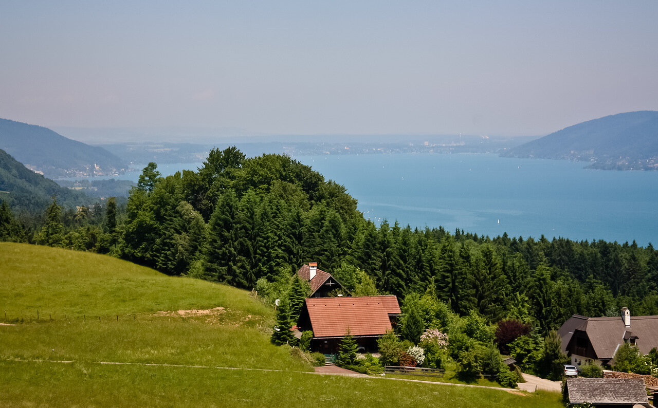 Зеленые холмы. Озеро Аттерзее. Австрия – фотографии Австрии