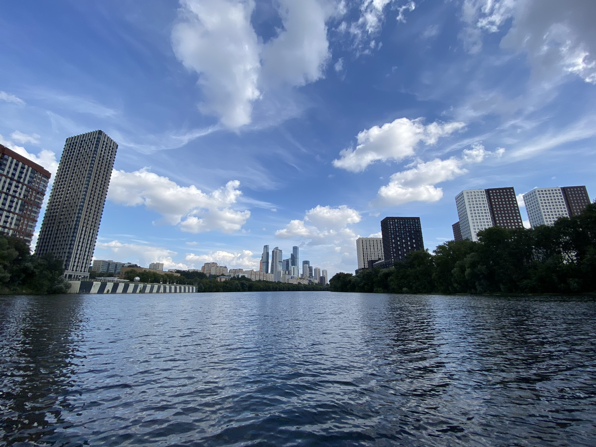 Поездка по Москва реке на лодке – фотографии России