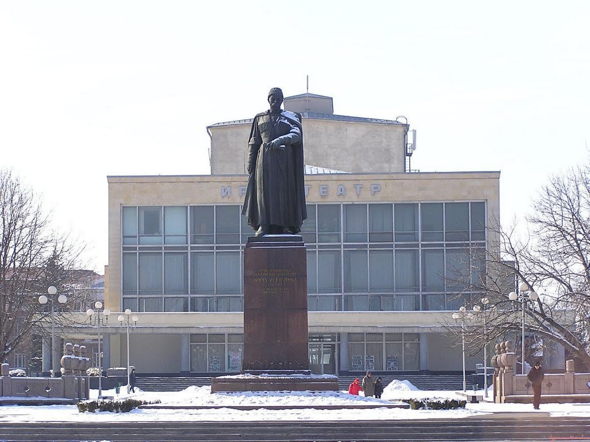 Памятник в Владикавказе, Россия. Фото 4 – фотографии России