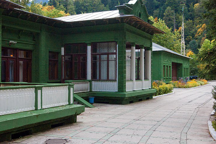 Ближнее строение - дача Сталина, дальнее - Хрущева – фотографии Абхазии