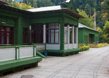 Ближнее строение - дача Сталина, дальнее - Хрущева – фотографии Абхазии