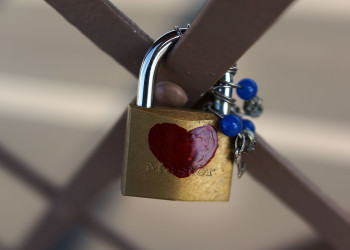 Замок на мосту – фотографии России