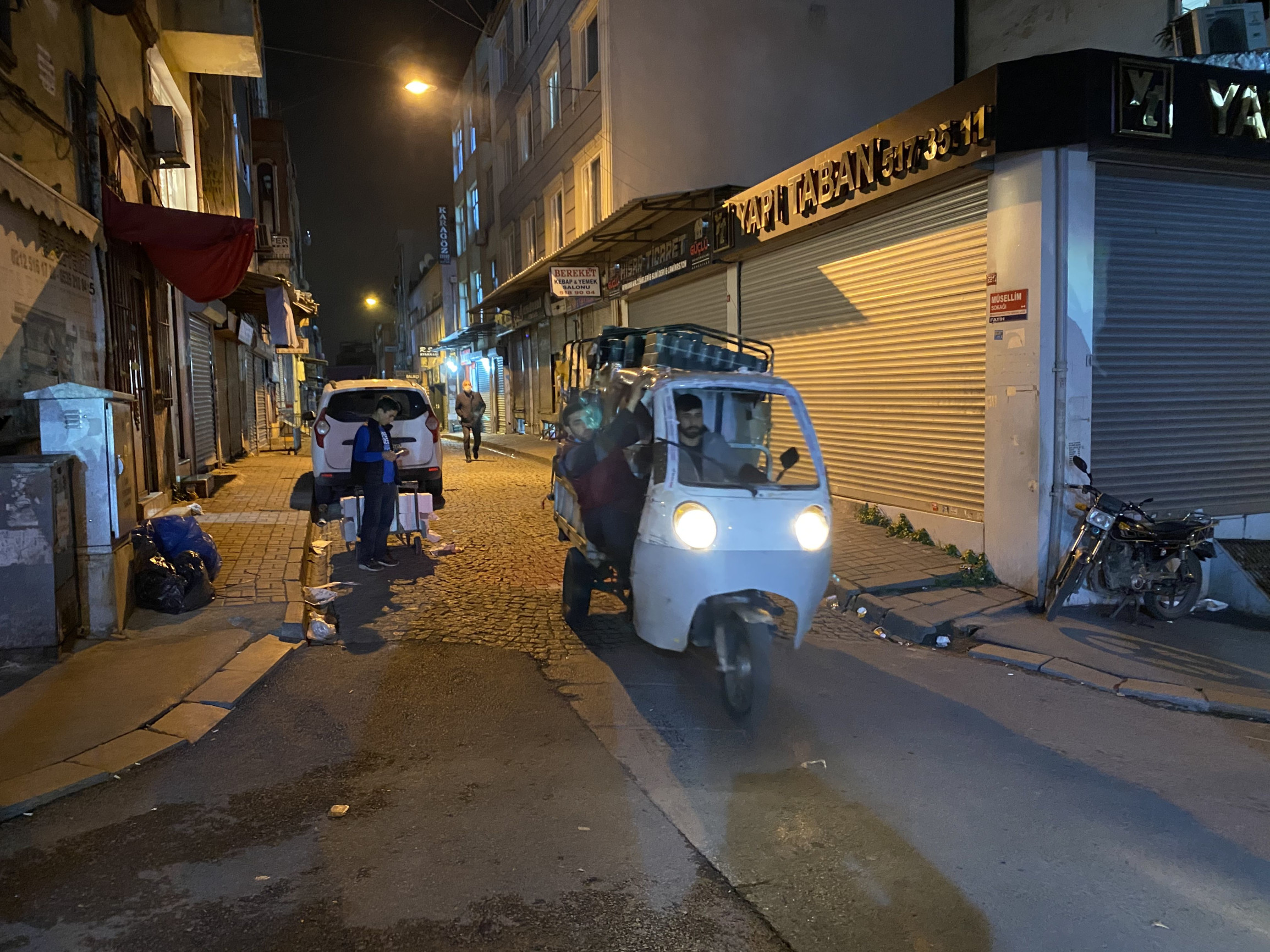 Поздно вечером на улице арабской части Стамбула – фотографии Турции