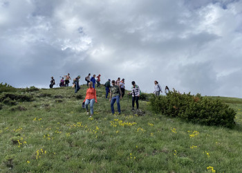 Спускаемся вниз к мосту у Зарамагского водохранилища – фотографии России