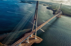 Конструкции мостов Русский и Золотой способны выдерживать порывы ветра свыше 45 метров в секунду – фотографии России