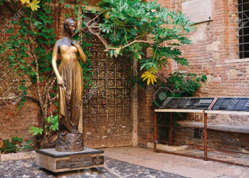 В центре двора Дом Джульетты стоит бронзовая статуя Джульетты – фотографии Италии