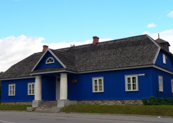 Старое здание почтамта в городке Тракай – фотографии Литвы