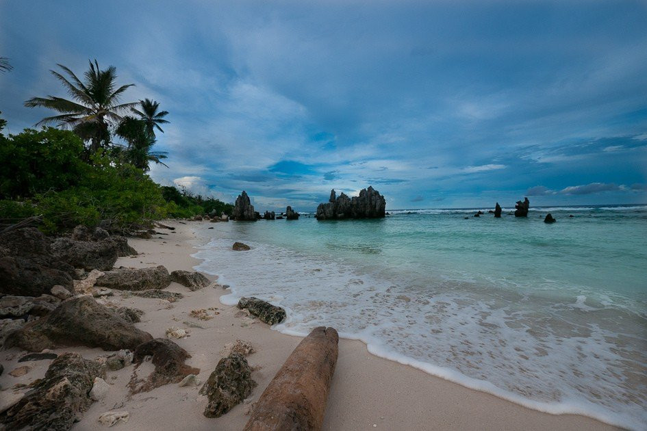 Дикий не ухоженный пляж. Остров Науру – фотографии Науру