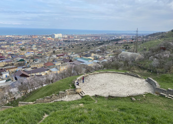 Смотровая площадка возле крепости и памятника – фотографии России